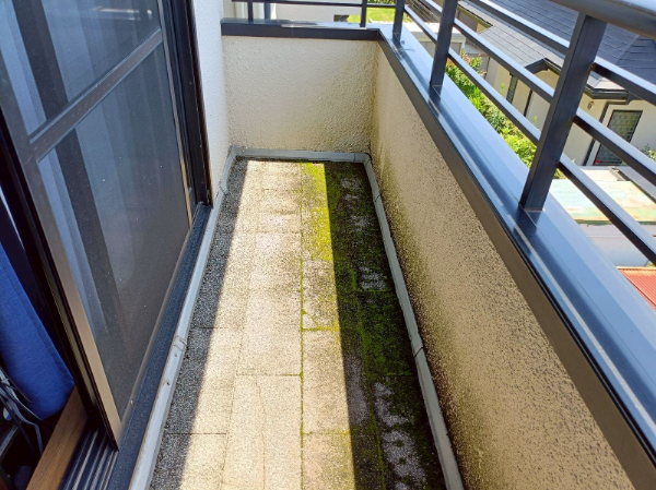 千葉市緑区_M様邸_施工前ベランダ施工前コケ