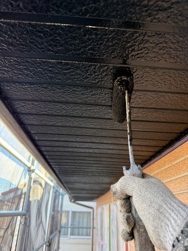 千葉市緑区I様_軒天施工中ローラー