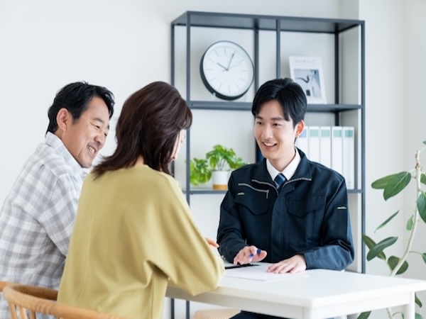 リフォームについて相談している様子