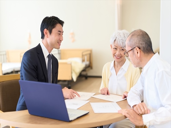 リフォーム会社へ外壁塗装について相談する様子